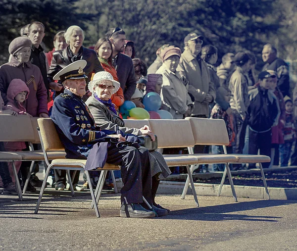 Ein Veteran sitzt auf der Bank. — Stockfoto