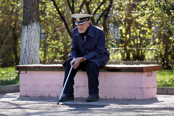 一位老兵坐在长凳上. 免版税图库照片