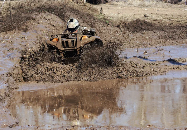 極端な atv を運転. — ストック写真