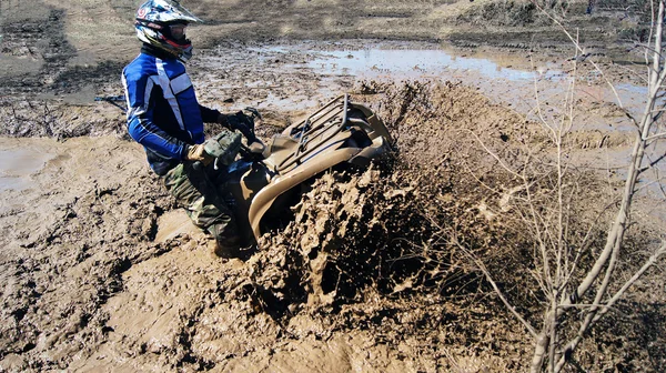 極端な atv を運転. — ストック写真