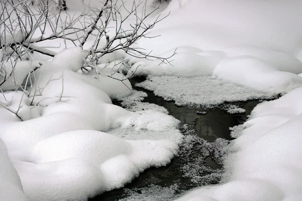 Arroyo descongelado en invierno . — Foto de Stock