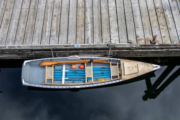 Лодка Привязана Деревянному Доку — стоковое фото