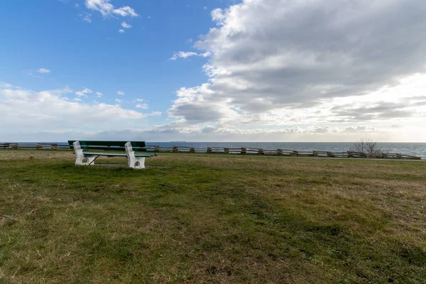 Uitzicht Een Lege Parkbank Salish Sea Een Bewolkte Dag — Stockfoto