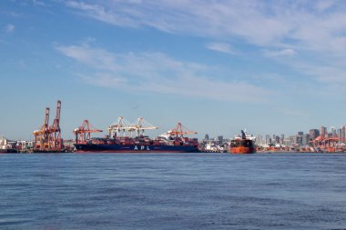 Vancouver, British Columbia, Kanada - 7 Haziran 2025: Kargo gemileri Vancouver Limanı 'na yanaştı