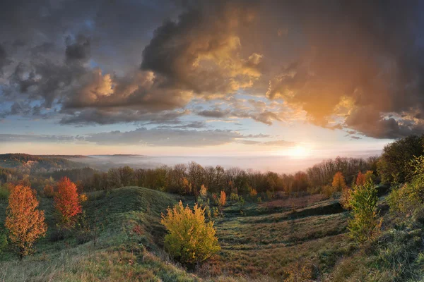 秋の草原の日の出 — ストック写真