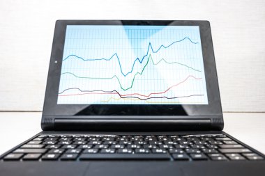 ahşap üzerine el ile dizüstü bilgisayar