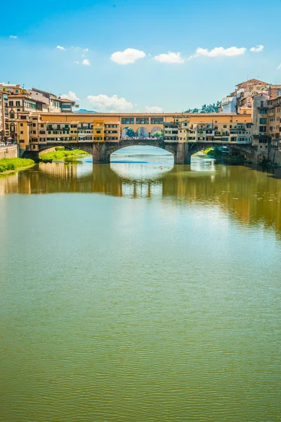 Pone Vecchio sobre el río Arno en Florencia, Italia . — Foto de Stock