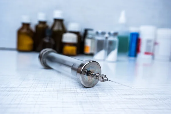 Jeringa con frascos de vidrio y pastillas medicamentosas — Foto de Stock