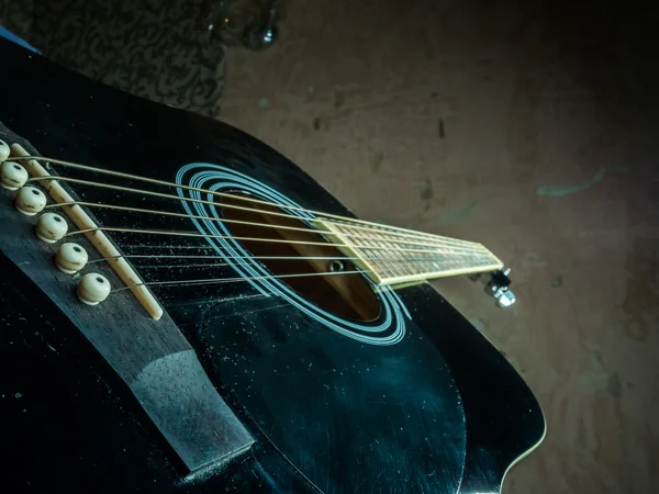 Foto de primer plano de una guitarra acústica — Foto de Stock