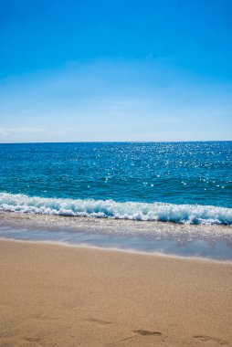 Kumlu sahil ve deniz