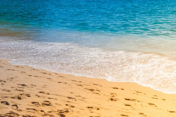 Praia e mar arenosos — Fotografia de Stock