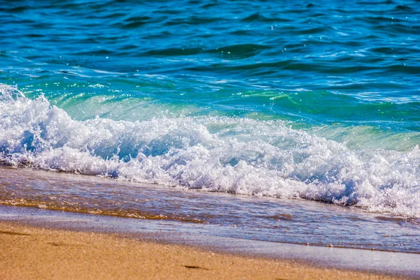 Praia e mar arenosos — Fotografia de Stock