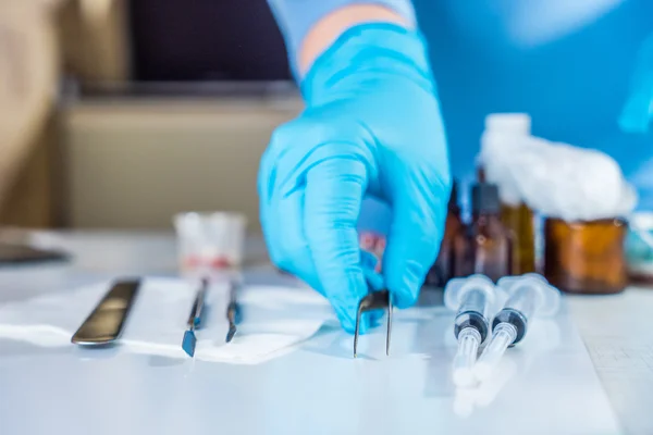 Spritze mit Glasflaschen und Medikamenten Tabletten Medikament — Stockfoto