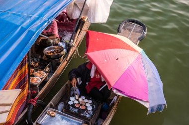 Tayland kayan bir pazarda tüccarlar tekneler.