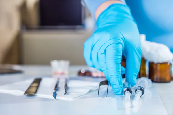 Spritze mit Glasflaschen und Medikamenten Tabletten Medikament — Stockfoto