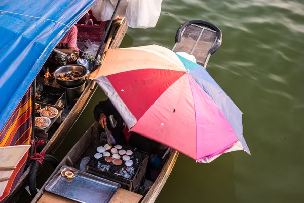 Barche trader in un mercato galleggiante in Thailandia . — Foto Stock