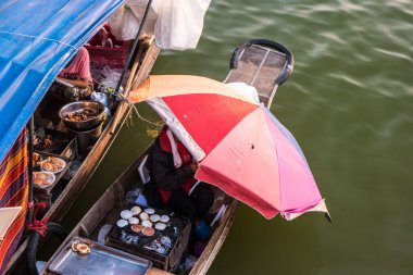 Tayland kayan bir pazarda tüccarlar tekneler.