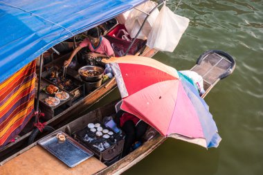 Tayland kayan bir pazarda tüccarlar tekneler.