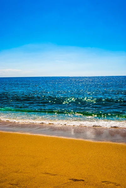 Spiaggia sabbiosa e mare — Foto Stock