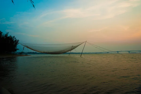 Cena calma de rede de pesca contra o pôr do sol roxo . — Fotografia de Stock