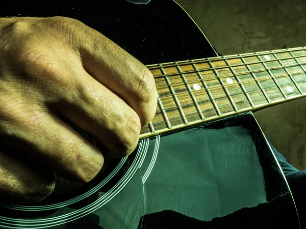 Foto de primer plano de una guitarra acústica tocada por un hombre . — Foto de Stock