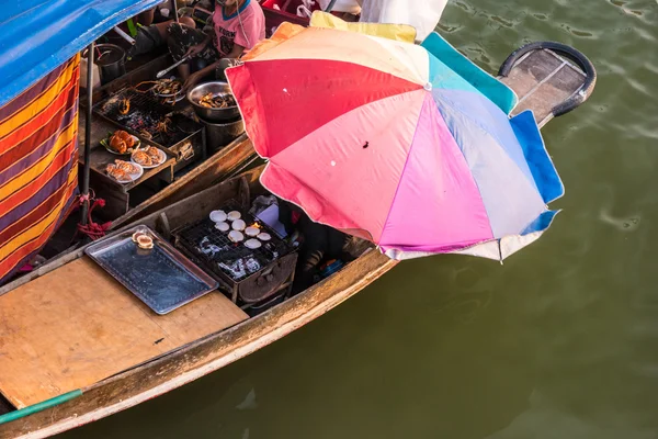 Comerciantes barcos em um mercado flutuante na Tailândia . — Fotografia de Stock