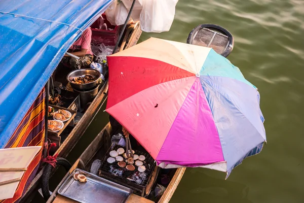 Comerciantes de barcos en un mercado flotante en Tailandia . — Foto de Stock