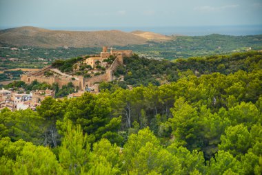 Capdepera kale Mallorca yeşil tepe üzerinde