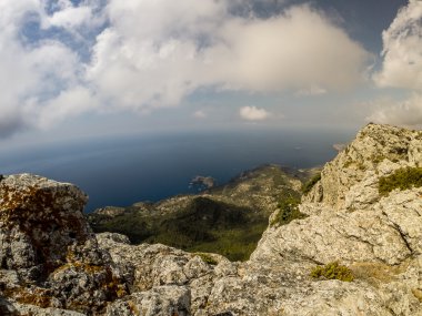 Mallorca Adası, İspanya'nın kuzey tarafında kayalık sahilleri.