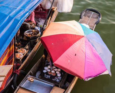 Tayland kayan bir pazarda tüccarlar tekneler.