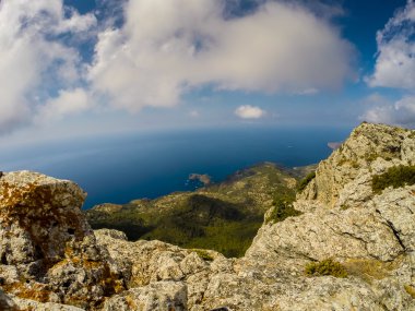 Mallorca Adası, İspanya'nın kuzey tarafında kayalık sahilleri.