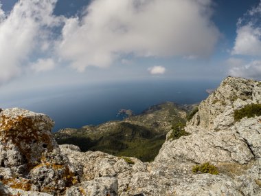 Mallorca Adası, İspanya'nın kuzey tarafında kayalık sahilleri.