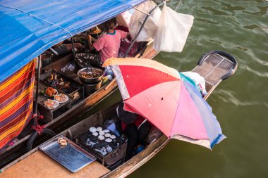 Tayland kayan bir pazarda tüccarlar tekneler.