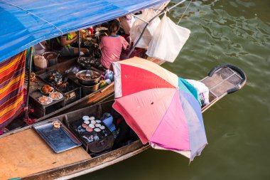 Tayland kayan bir pazarda tüccarlar tekneler.