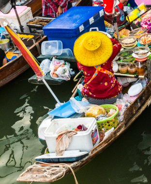 Tayland kayan bir pazarda tüccarlar tekneler.