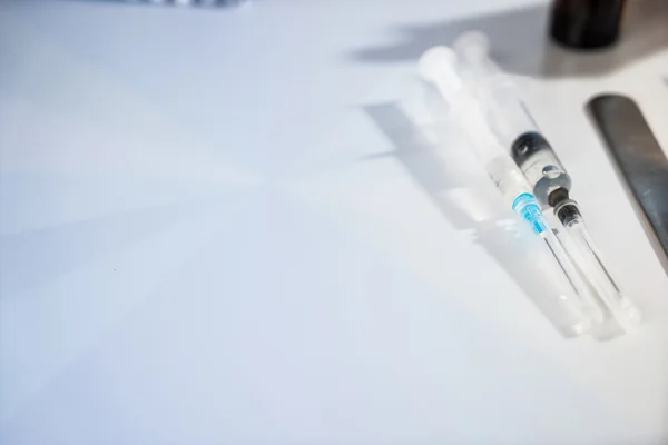 Syringe with glass vials and medications pills drug — Stock Photo, Image