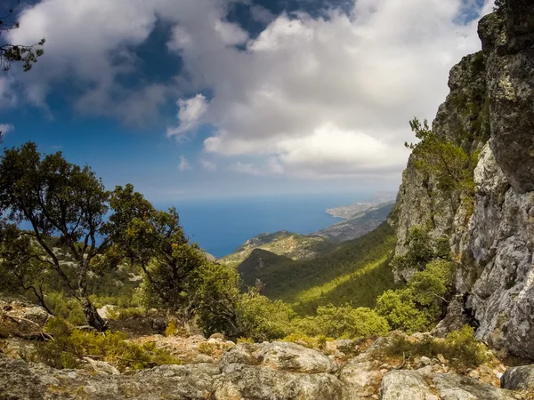 Kamenité pláže v severní části ostrova Mallorca, Španělsko. — Stock fotografie