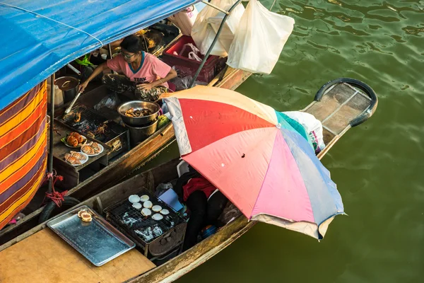 Tayland kayan bir pazarda tüccarlar tekneler. — Stok fotoğraf