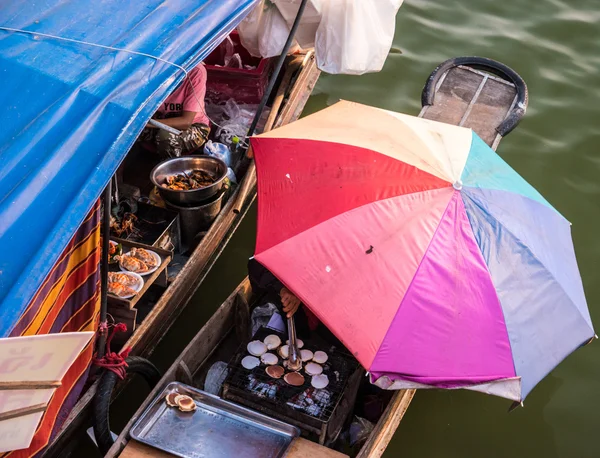 Comerciantes barcos em um mercado flutuante na Tailândia . — Fotografia de Stock