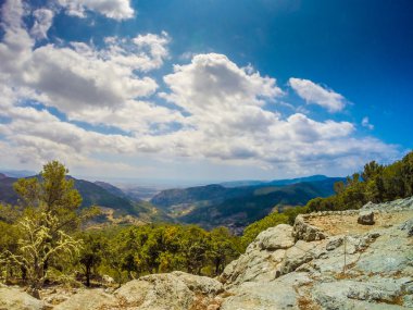 Mallorca Adası, İspanya'nın kuzey tarafında kayalık sahilleri.