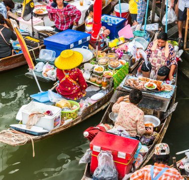 Tayland kayan bir pazarda tüccarlar tekneler.