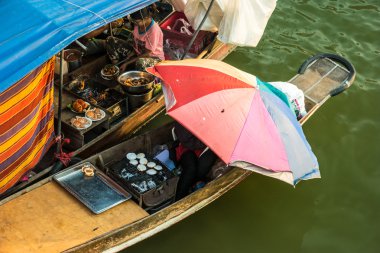 Tayland kayan bir pazarda tüccarlar tekneler.