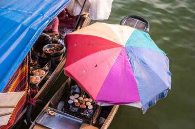 Tayland kayan bir pazarda tüccarlar tekneler.