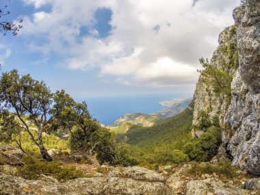 Mallorca Adası, İspanya'nın kuzey tarafında kayalık sahilleri.