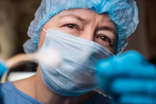 Vrouwelijke tandarts met tools — Stockfoto