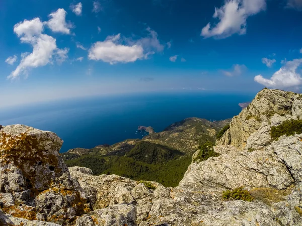 Kamenité pláže v severní části ostrova Mallorca, Španělsko. — Stock fotografie