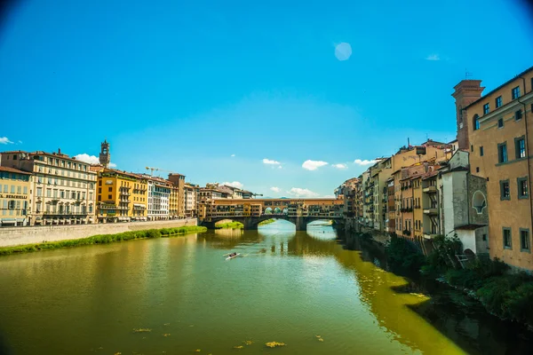 Pone vecchio İtalya Floransa'da arno Nehri üzerinde. — Stok fotoğraf