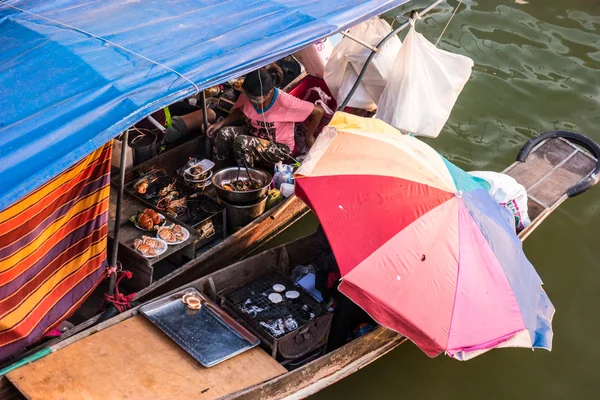 Barche trader in un mercato galleggiante in Thailandia . — Foto Stock