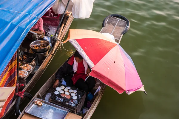 Tayland kayan bir pazarda tüccarlar tekneler.
