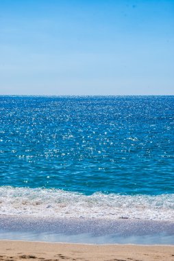 Kumlu sahil ve deniz